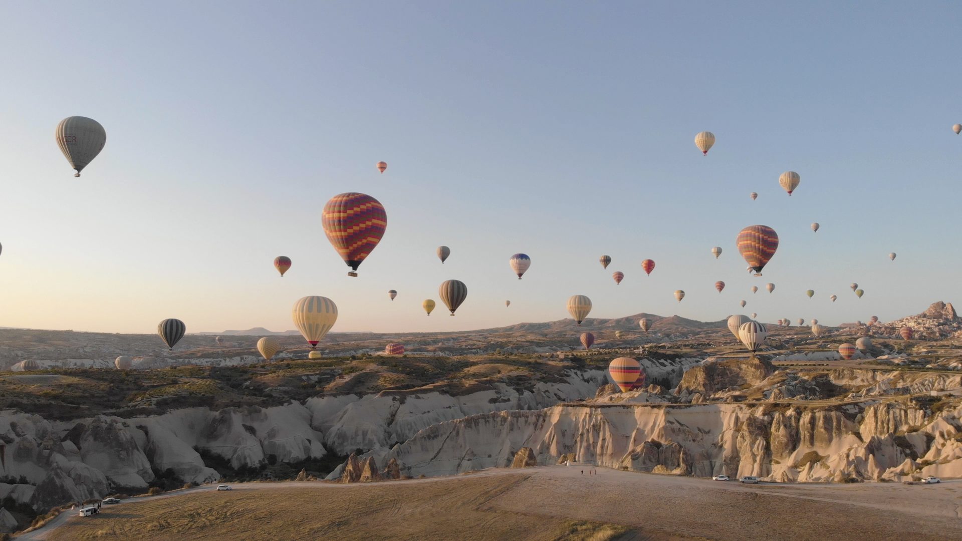 Heißluftballons über Landschaft
