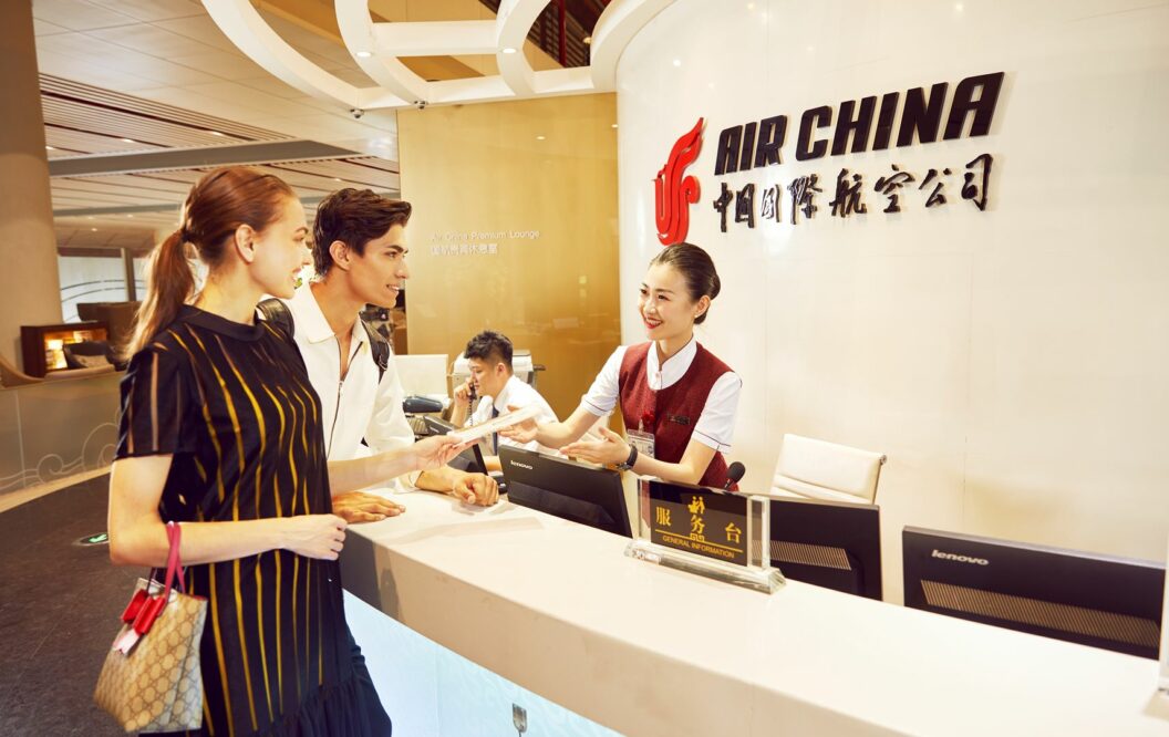 Junges Pärchen an der Rezeption einer Air China Lounge