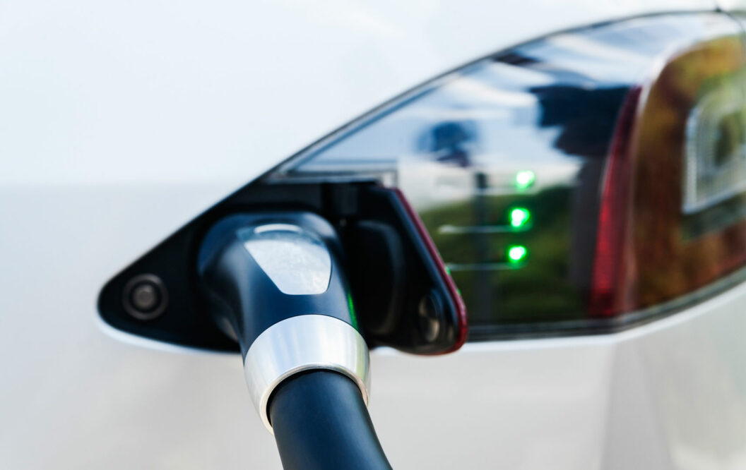 E-Auto wird an Ladesäule in Europa geladen -Ladeinfrastruktur auf Geschäftsreisen