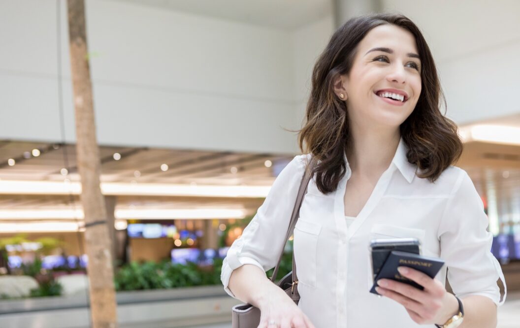 Transferbereich in Paris-Charles de Gaulle mit Wegweisern und Passagieren auf der Short-Connection-Route.