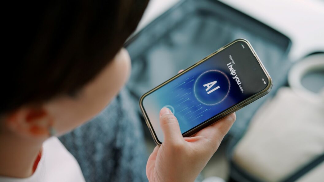 Symbolbild KI im Travel Management: Geschäftsreise-Dashboard auf Handy mit dezenten KI-Elementen und Reiseinformationen in Echtzeit.